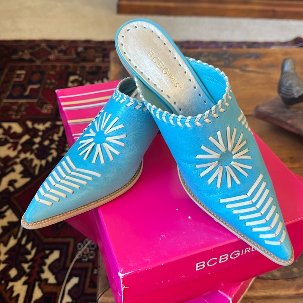 Vintage BCBGirls turquoise & cream mule size 7